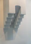 Abstract geheel binnen aan de muur van het hoofdgebouw. Een afvoer?
<br/>
Marcel Westhoff, 2016-09-01
